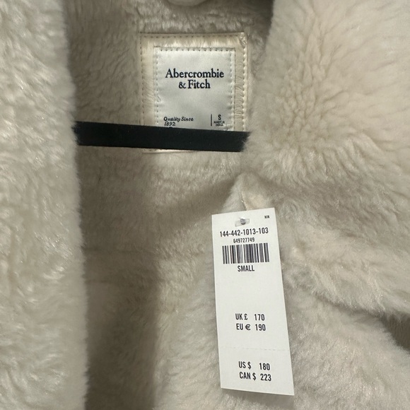 Abercrombie & Fitch Oversized Shearling Sherpa lined Jacket in white - Picture 4 of 8